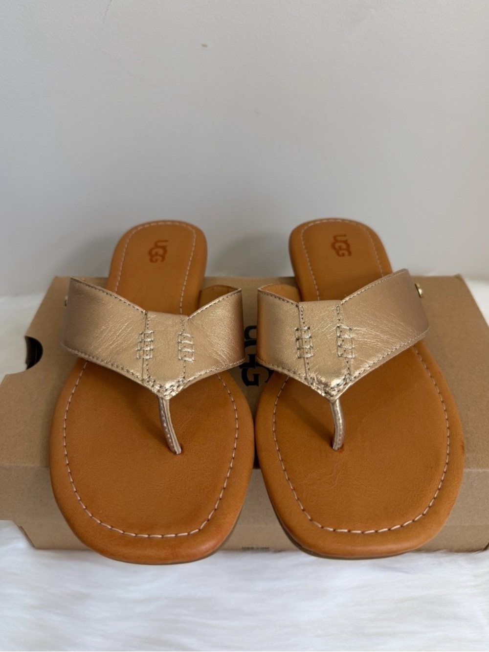 NIB UGG Women’s Carey Gold Metallic Leather Flip Sandals Size 6.5 - Picture 10 of 16